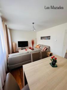 Les Mazades à 10 min de Périgueux avec piscine chauffée, meublé de tourisme classé 3 étoiles