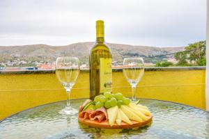 Apartments Kate - Quiet Stay with Balcony and Parking - 2 minutes from Pag Center