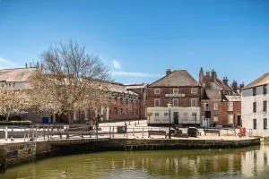 3, The Dolphin, 49 Quay Street - Stunning apartment - Quintessential - Quay views - Sleeps 2-4 people - Carisbrooke