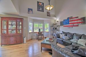 Convenient Longmont Home with Hot Tub and Sauna!