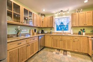 Large Yard and Games Edgewater Escape in Paupack!