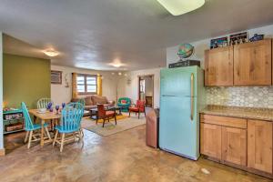 Chic Retro Retreat in Choteau Walk to Dtwn!
