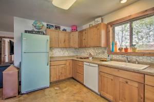 Chic Retro Retreat in Choteau Walk to Dtwn!