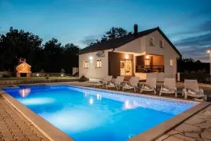 Villa Jelena with pool & playground - Šumet