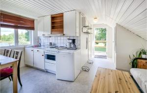 1 Bedroom Cozy Apartment In Gullspång