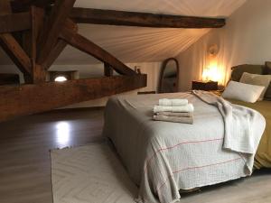 B&B / Chambres d'hotes La Chartreuse : Chambre Quadruple avec Salle de Bains