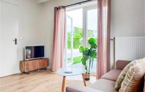 Awesome Home In Heinkenszand With Wifi