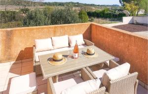 Lovely Home In Cruzy With Kitchen