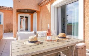 Lovely Home In Cruzy With Kitchen