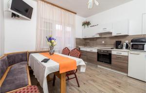 Awesome Apartment In Rab With 4 Bedrooms And Wifi