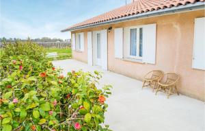 Maisons de vacances Beautiful home in Langon with WiFi and 2 Bedrooms : photos des chambres