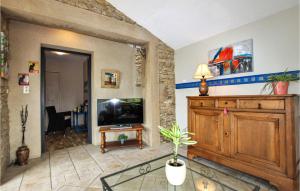 Cozy Home In Montoison