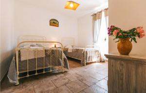Maisons de vacances Gorgeous Home In Lioux With Wifi : photos des chambres
