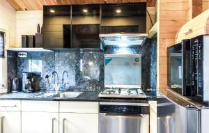 2 Bedroom Awesome Home In Heinkenszand