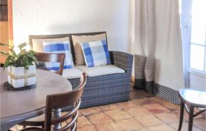 Maisons de vacances Beautiful home in Roussillon with Outdoor swimming pool, WiFi and 2 Bedrooms : photos des chambres