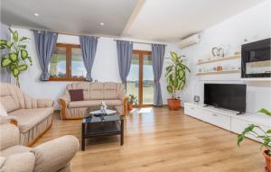 Cozy Apartment In Pilkovici With Wifi