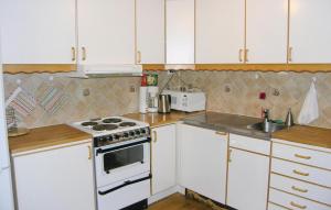 Awesome Home In Skillingaryd With Sauna