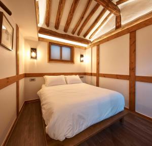 Luxury Hanok Heritage Courtyard