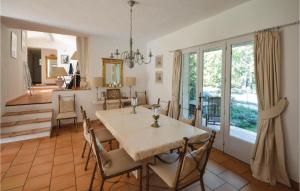 Maisons de vacances Nice Home In Callian With 4 Bedrooms, Outdoor Swimming Pool And Heated Swimming Pool : photos des chambres