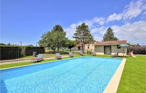 Maisons de vacances Beautiful Home In Beaulieu With 3 Bedrooms, Wifi And Private Swimming Pool : photos des chambres