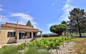 Maisons de vacances Beautiful Home In Beaulieu With 3 Bedrooms, Wifi And Private Swimming Pool : photos des chambres