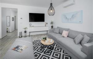Beautiful home in Galizana with Outdoor swimming pool WiFi and 3 Bedrooms