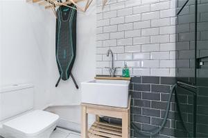 Dreghorn House 4 bedrooms 3 toilets 3 reception - Free Parking fast Wifi