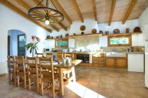 Villa Busqueroles by Villa Plus