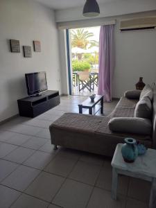 Kinetious Nisous Stylish Apt, Pool, near the Beach