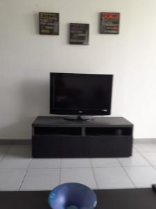 Kinetious Nisous Stylish Apt, Pool, near the Beach