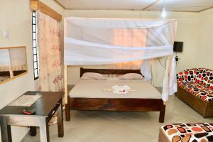 4 Bed Villa - Sleeps 8 - Pool - Garden - Parking