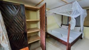 4 Bed Villa - Sleeps 8 - Pool - Garden - Parking