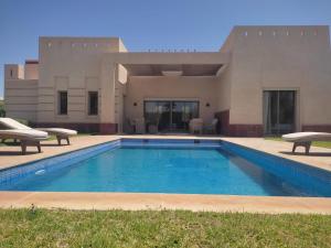Villa isolée 4 façades avec piscine