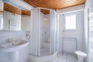 Maisons de vacances Grande maison pour 6 personnes - 300m de la plage : photos des chambres