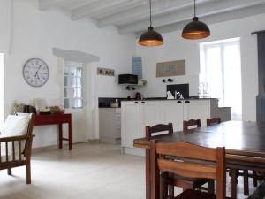 Maisons de vacances Maison Saint-Georges-d'Oleron, 10 pieces, 15 personnes - FR-1-246A-61 : photos des chambres