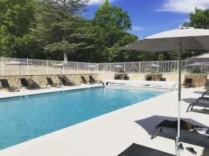 萨斯特拉内农场露营酒店 - La Garde