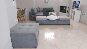 Gianni & Sophia airport house