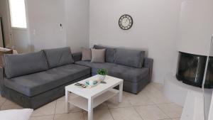 Gianni & Sophia airport house