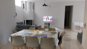 Gianni & Sophia airport house