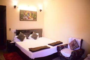 DS Residency-Near Varanasi Jn Railway station N Temples-Parking-Free Wi-Fi