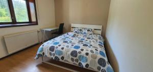 Nice Room in a great house close to Uni and Hospital!
