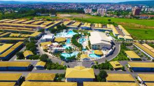 Lacqua diRoma V Apt localizado próximo a portariaParque aquático completo nao dispomos de roupa de cama e banho