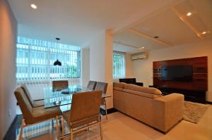 Confortável 3Qts: Vista Lateral Mar