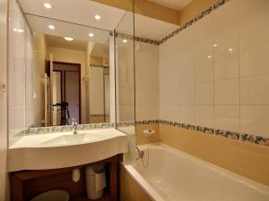 Appartement 3 pièces au pied des pistes avec balcon et vue - FR-1-455-58