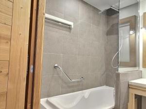 Spacieux 2 pièces avec accès pistes, terrasse, cheminée et parking - FR-1-455-147