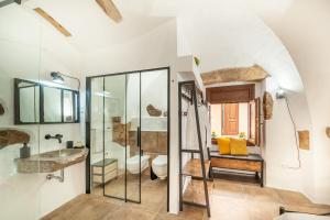 ROMANTIC LOFT WITH JACUZZI IN THE CASTLE