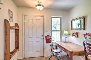 Charming Cameron Farm Retreat about 41 Mi to TAMU