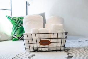 ModernTropic 2bd1ba Near Beach w fence yarddeck