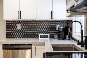 ModernTropic 2bd1ba Near Beach w fence yarddeck