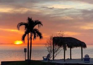 Amazing Waterfront Views Resort, Enjoy Heated Pool & Sunset!